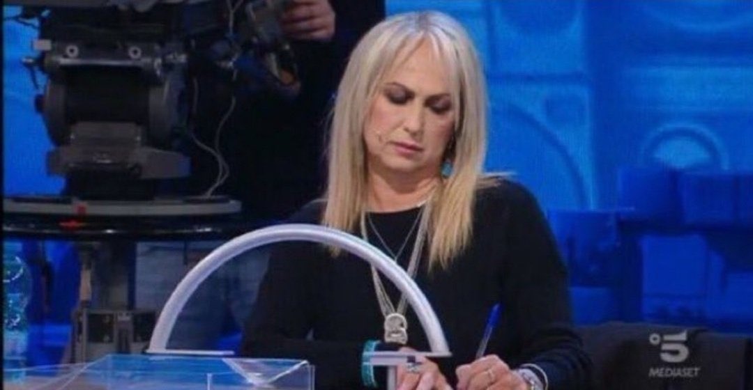 callmeserafinaa's tweet photo. caro diario, 
tutti i social sono in down da tre ore ormai.
instagram, whatsapp, mi mancate come l’aria.
ho mandato una lettera con la denuncia a mark, tutto ciò è intollerabile.
fortuna che esiste il fedelissimo twitter.
sempre vostra, serafina. #instagramdown #whatsappdown https://t.co/NH3M9MXwKv