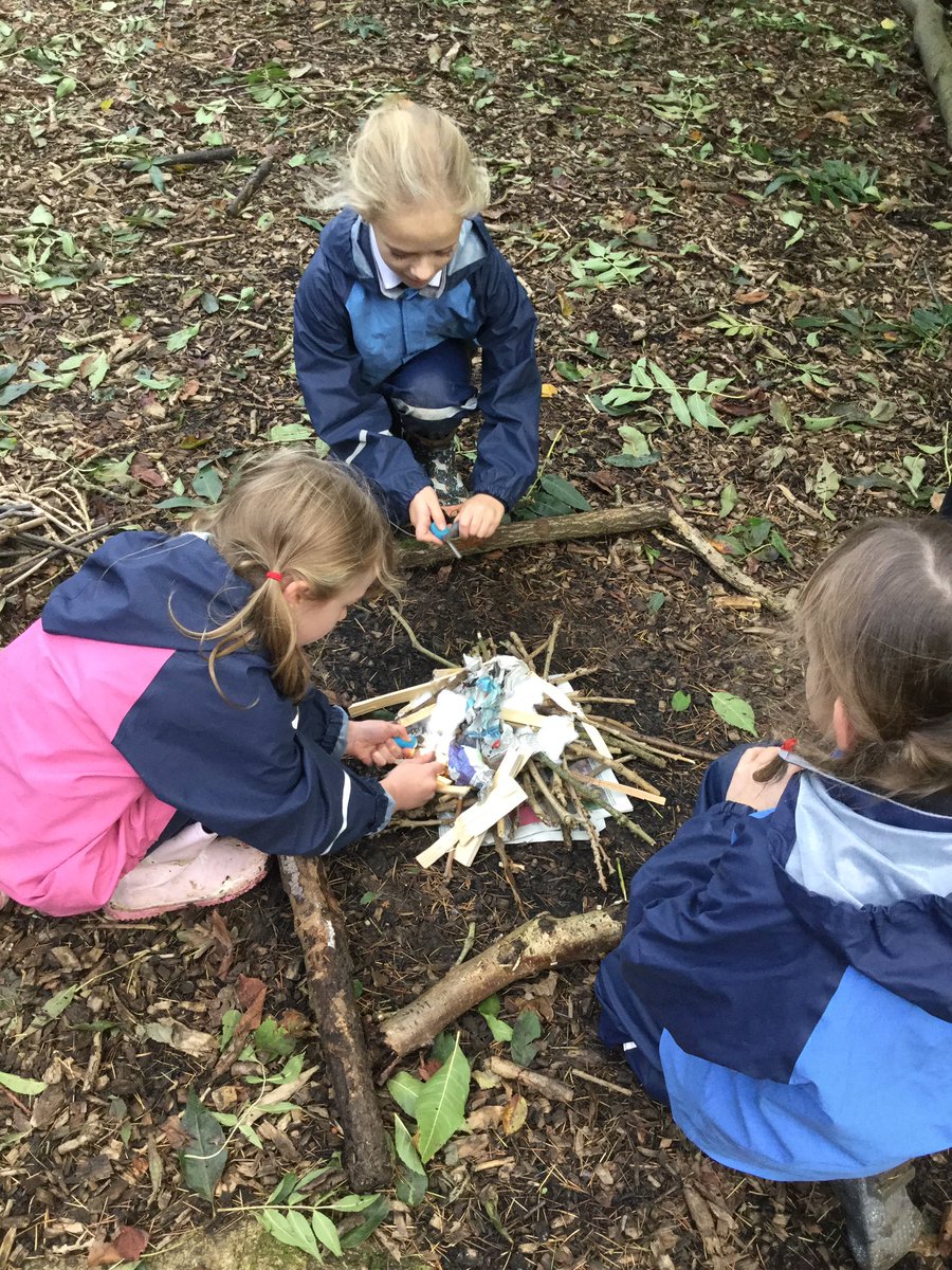 PipersForestSch's tweet image. Year 2 @PipersPrePrep built and lit their own fires today making sure that had the right balance between air, fuel and heat to keep it going for 5 minutes #skills #pipersoutdoors #pipersfun