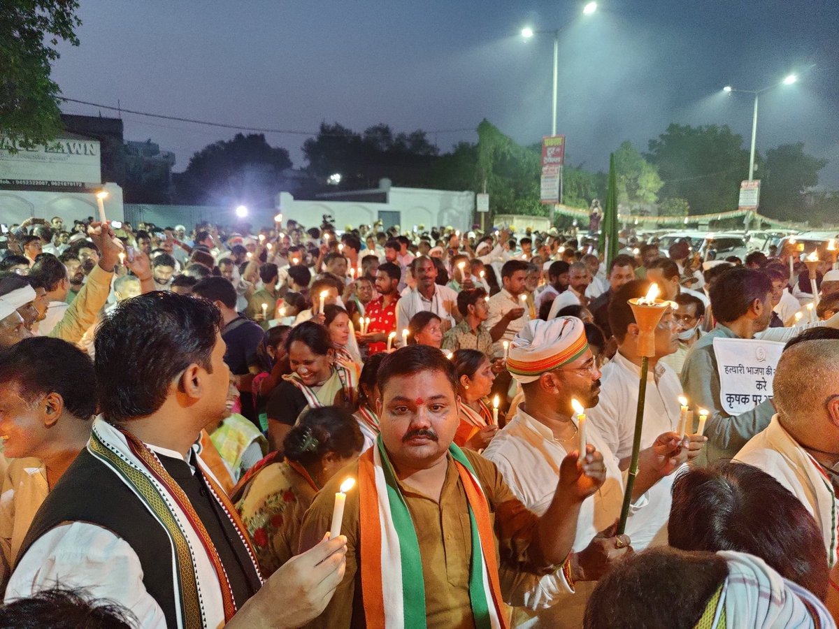 INCUttarPradesh's tweet photo. श्रीमती प्रियंका गांधी जी अभी भी हिरासत में हैं। पदाधिकारी व कार्यकर्ता बाहर डटें हुए है। योगी सरकार प्रियंका गांधी जी से इतना डरी हुई है कि दमन पर उतारू है।

#किसान_के_साथ_प्रियंका https://t.co/yUqjaKsUuy