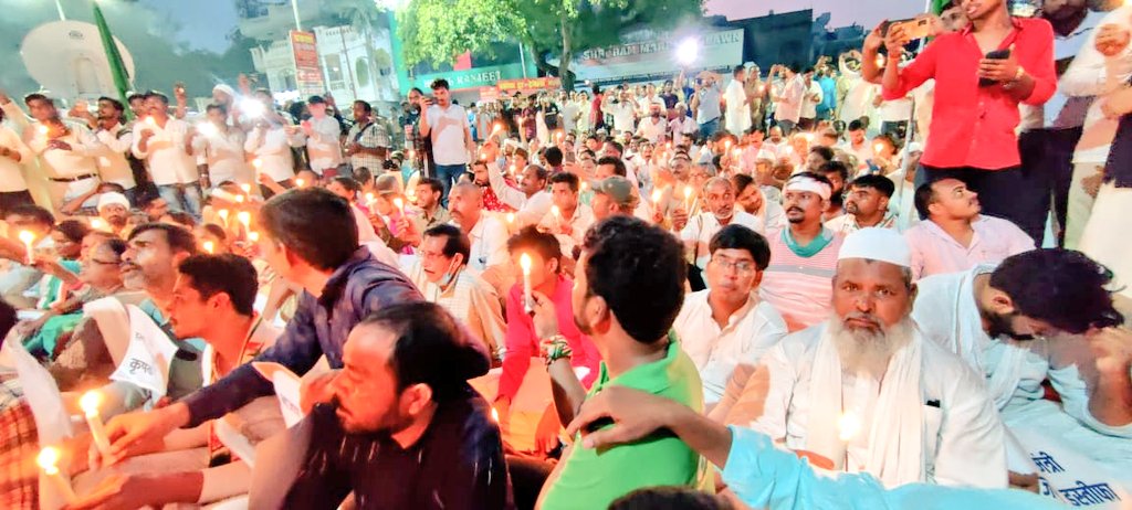 INCUttarPradesh's tweet photo. श्रीमती प्रियंका गांधी जी अभी भी हिरासत में हैं। पदाधिकारी व कार्यकर्ता बाहर डटें हुए है। योगी सरकार प्रियंका गांधी जी से इतना डरी हुई है कि दमन पर उतारू है।

#किसान_के_साथ_प्रियंका https://t.co/yUqjaKsUuy