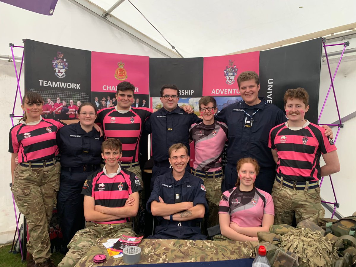 URNUSolent's tweet photo. We may be siblings but there’s not always a rivalry! @SouthamptonUOTC #youngerbrother #ArmyVsNavy #siblingrivals https://t.co/kgN0h8zj2c