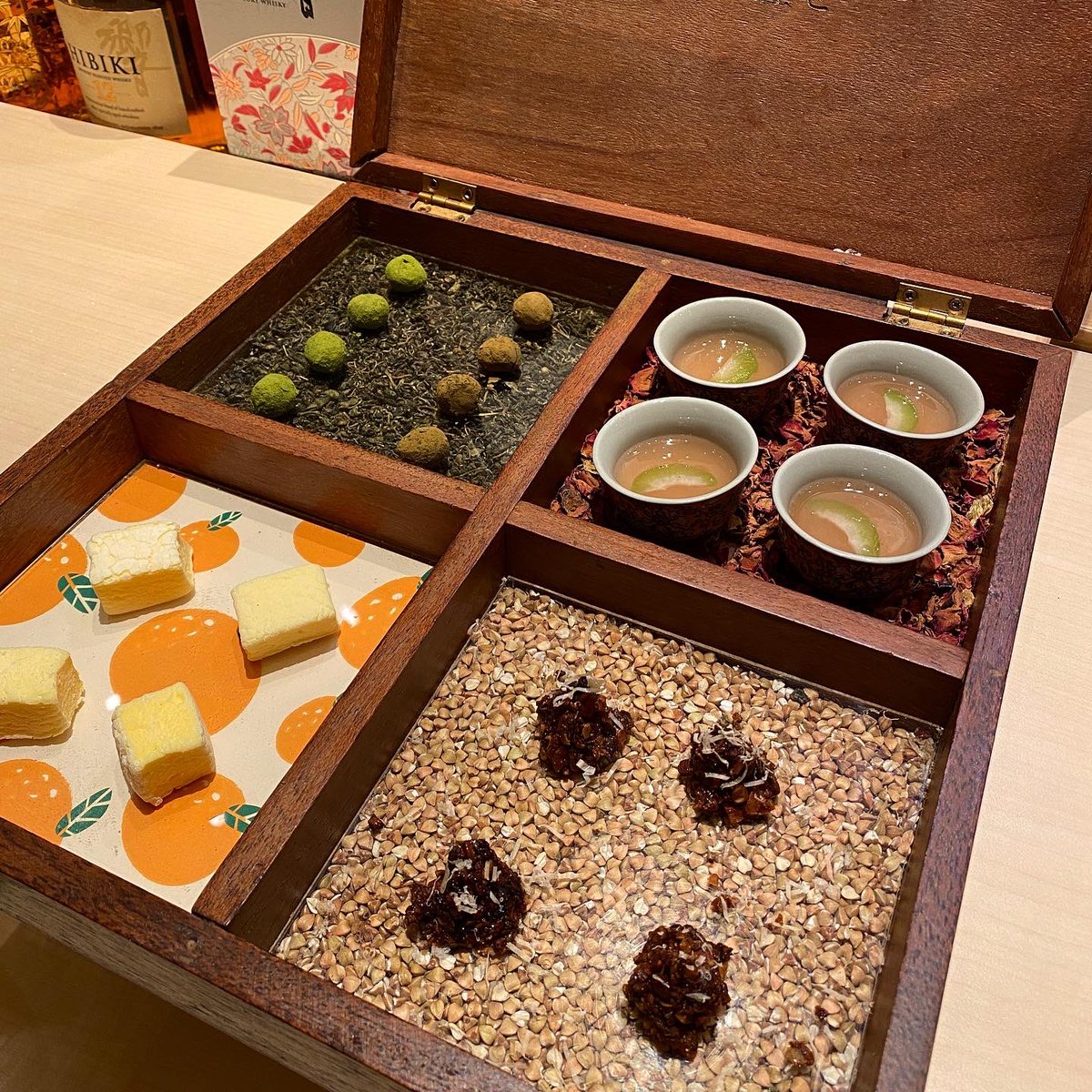 sundaeboyyy's tweet photo. วันก่อนไปกิน Yuzu Omakase คืออร่อยจัดๆเลยย ปกติเป็นคนไม่ได้ชอบทานดิบมากแต่อันนี้คือทานได้โอเคมาก ฟีลกู้ดจัดๆ อันนี้เราทานแบบ 12 คำแต่รวมของหวานรวมนู้นนี่นั้นอีกหลายอย่างสรุปคืออิ่มพอดี อร่อยจิงงง บริการดีเยี่ยม ไปตามมได้!!
@aroii @kin24hrs @Review_Thailand @ReviewAroii https://t.co/a6YfnxqAkt