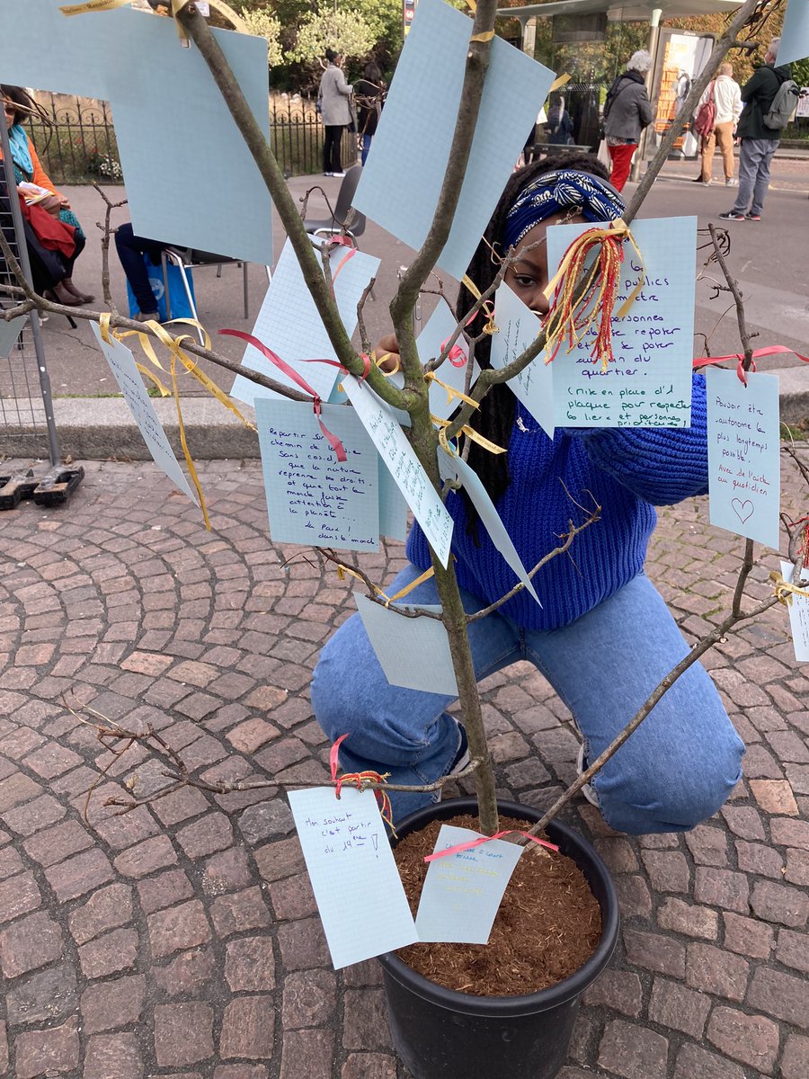 gwenaustin75019's tweet photo. #SemaineBleue #ForumAutonomieSeniors #I❤️Paris19 , avec la DASES, les #PsysDuCoeur et #LEpoq, l’arbre à songes de la papothèque porte les souhaits des seniors du 19e ! https://t.co/l2wl3e2oWZ