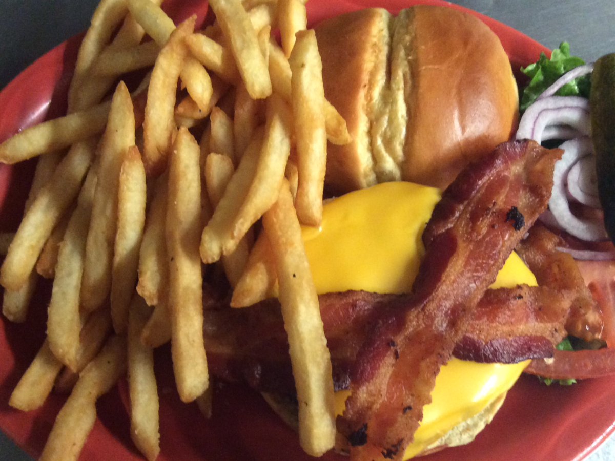TCsReferee's tweet photo. Today, well really EVERY DAY, sounds like a fantastic day for a juicy, delicious half pound Referee BACON CHEESEBURGER, yes please.
MARVELOUS MONDAY SOUPS (10.4.21) ...
Tomato Zucchini - Chili - Bacon Cheeseburger & Fries
#BurgerLocal https://t.co/Pe9PQnPZYp