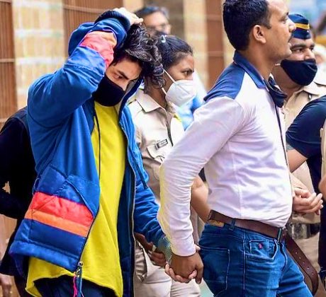 SRKTheArmy's tweet photo. Let’s go #SRK fans , we stand with his family. #WeStandWithAryanKhan #WeStandWithSRK https://t.co/FEVARNXCV8