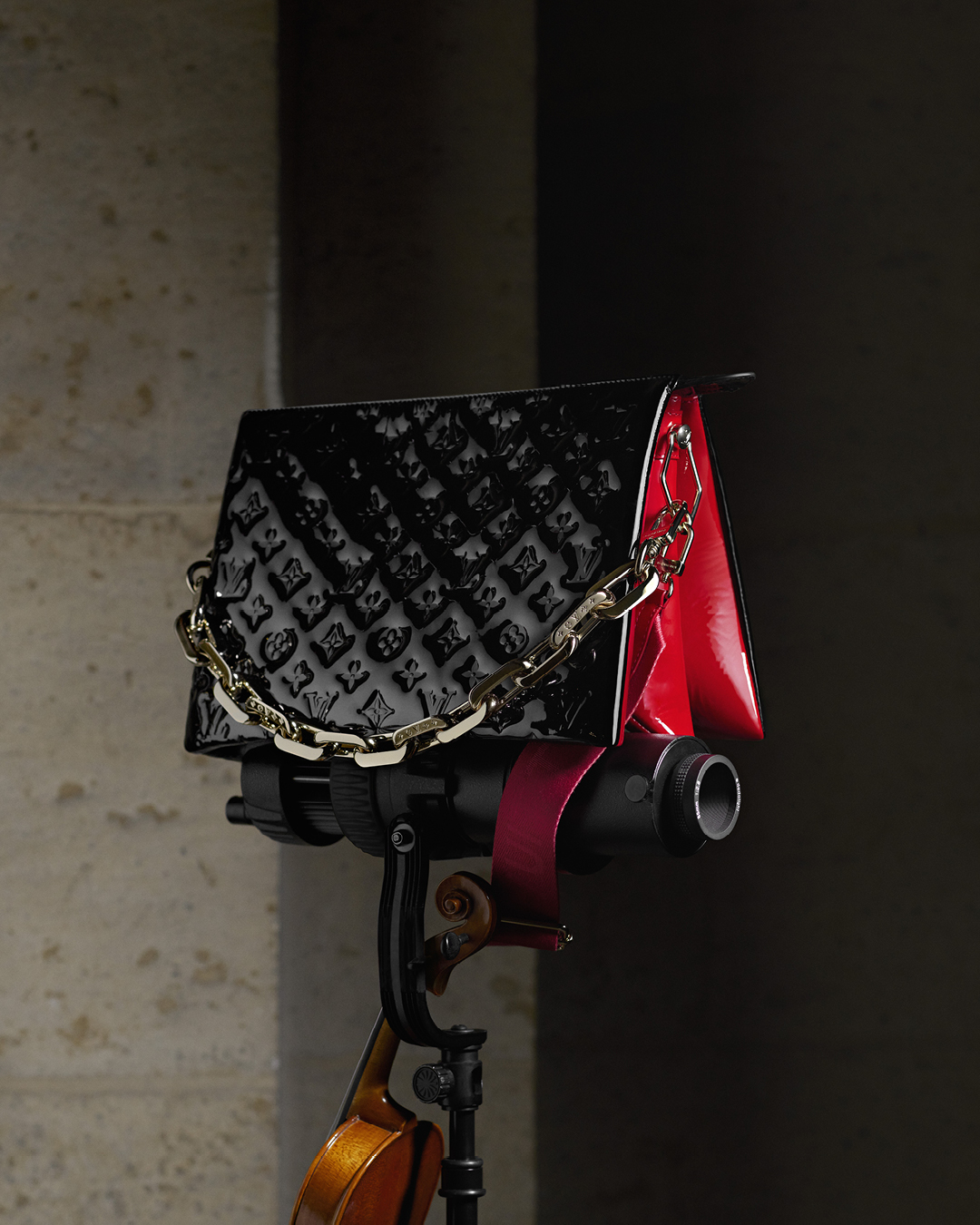 Louis Vuitton on X: #LVSS22 Harmonious tempos. The Coussin bag is  reimagined in an embossed Monogram patent leather for Spring-Summer 2022.  Watch @TWNGhesquiere present his latest #LouisVuitton Collection live on  Tuesday October