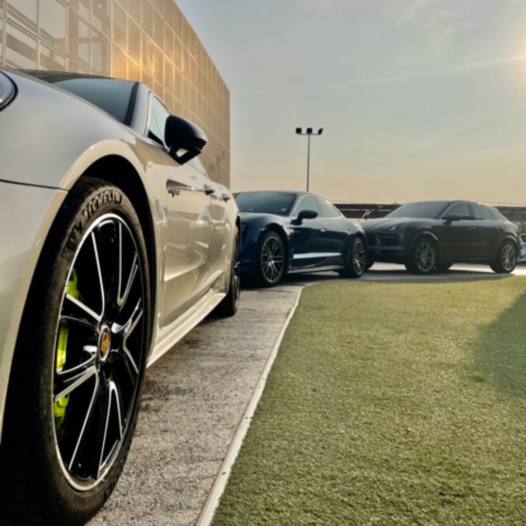 porschealicante's tweet image. Los pasados días 30 de septiembre y 1 de octubre celebramos con nuestros clientes en Centro Porsche Alicante el #PowerTour, unas jornadas de pruebas de conducción de 3 modelos enchufables de la gama: Panamera, Cayenne y Taycan⚡
#PorschePowerTour #PowerTour2021 #PowerTourAlicante