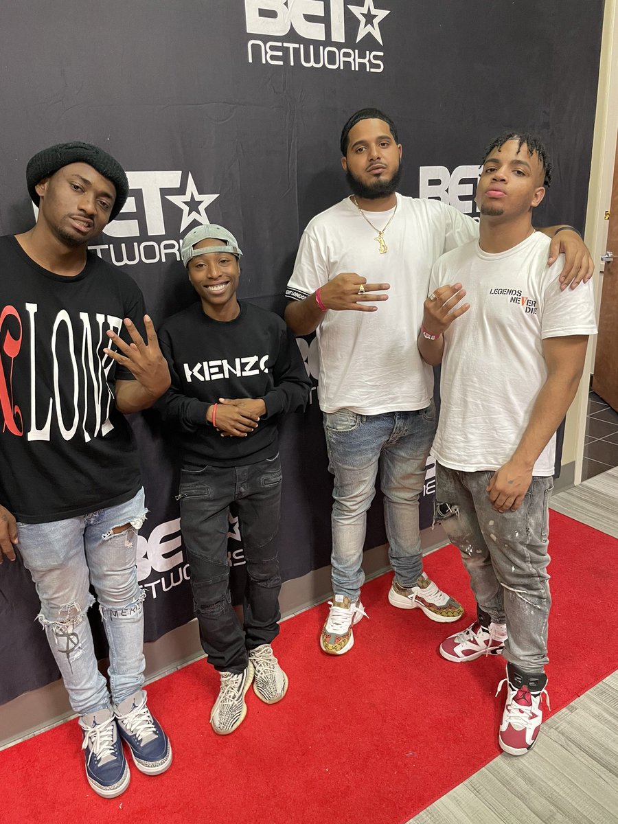 prodbylilface's tweet photo. Had a successful weekend had some of our artist out here working #bethiphopawards #bethiphopawardsweekend #BETHipHopAwards2021 https://t.co/4tnkdgv4Jw