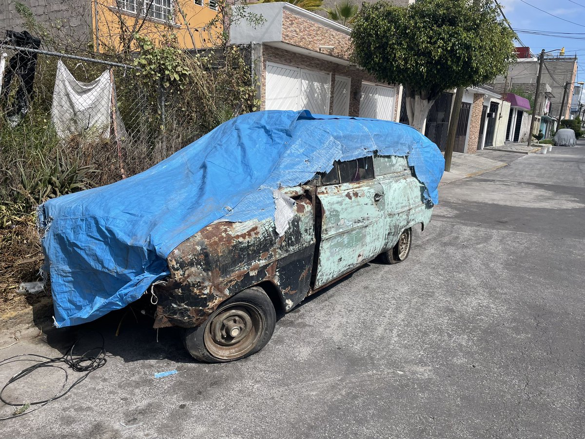 hugo_lazcano's tweet photo. @JuanHugoNeza buenos días, vecinos de Valle del Ganges pedimos su ayuda para retirar esta chatarra que abandonaron hoy en el número 181… https://t.co/8TFH8qmmUV
