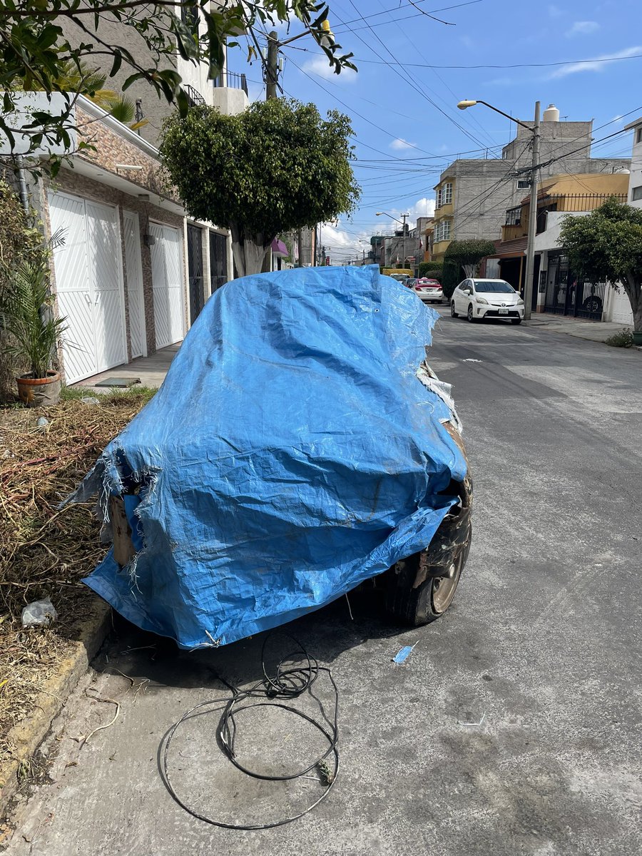 hugo_lazcano's tweet photo. @JuanHugoNeza buenos días, vecinos de Valle del Ganges pedimos su ayuda para retirar esta chatarra que abandonaron hoy en el número 181… https://t.co/8TFH8qmmUV
