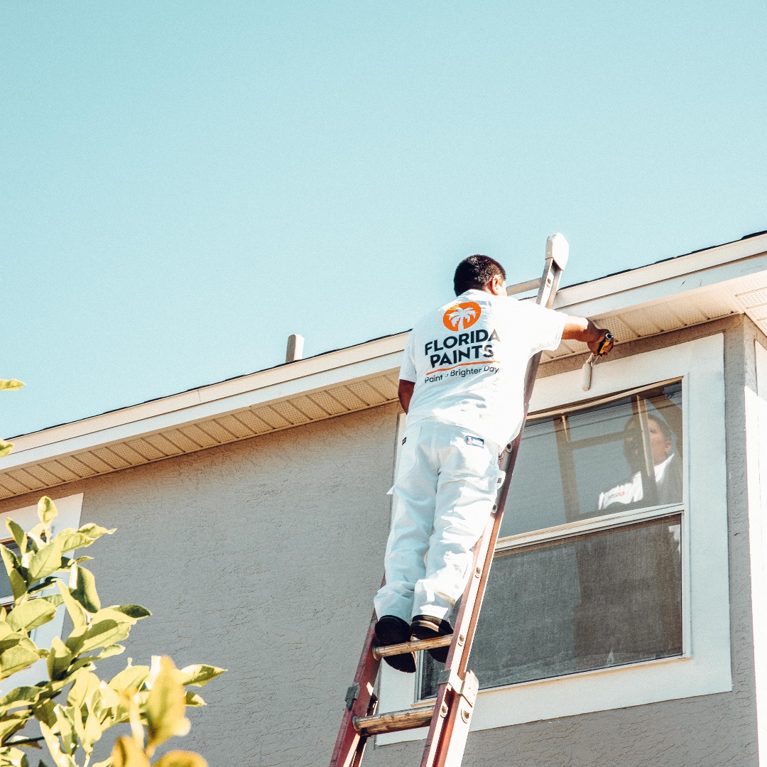 Al prepararse para pintar al aire libre, es importante tener en cuenta elementos dañinos como:

-Radiación UV (ultravioleta) y luz solar.
-Agua y humedad
-Cambios de temperatura

La pintura exterior de mayor calidad ayudará a defenderse de los efectos de estas condiciones.