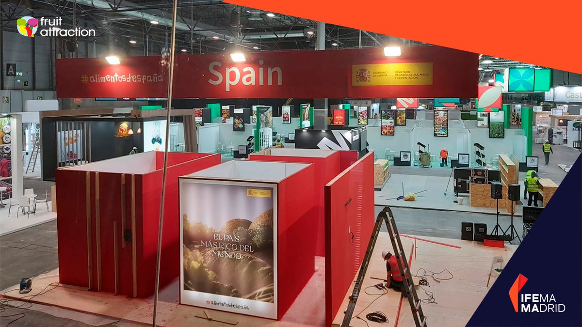 FruitAttraction's tweet photo. ⏳ Apena a unas horas de comenzar #FruitAttraction21, @raul_calleja, director de la feria nos ha mostrado a través de la plataforma #LiveConncet cómo avanza el montaje de los stand de nuestros 1.300 empresas expositoras. https://t.co/wxtPJ4ss5Y