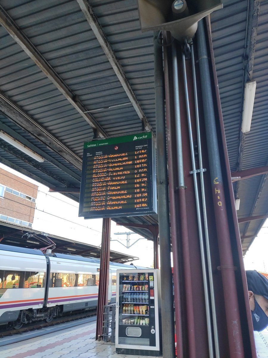 Gmuxy's tweet photo. @CercaniasMadrid Los teleindicadores de Chamartín no se actualizan desde hace 25 minutos, ¿Me puede indicar desde donde sale el siguiente en dirección Atocha y a qué hora está programado? Muchas gracias https://t.co/vBVcngpxl4
