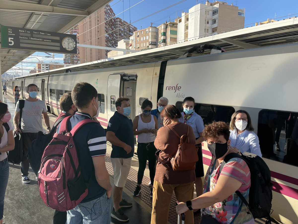 Pues aquí estamos <a href="/Renfe/">Renfe</a> <a href="/Inforenfe/">InfoRenfe</a> Tirad@s en #Alicante sin transporte y sin aviso previo de ningún tipo ni alternativas a nuestros trayectos De vergüenza. Respeto vuestro derecho a huelga pero hay unos servicios mínimos por algo. Lamentable gestión #HUELGASEMAFYSF #huelgarenfe