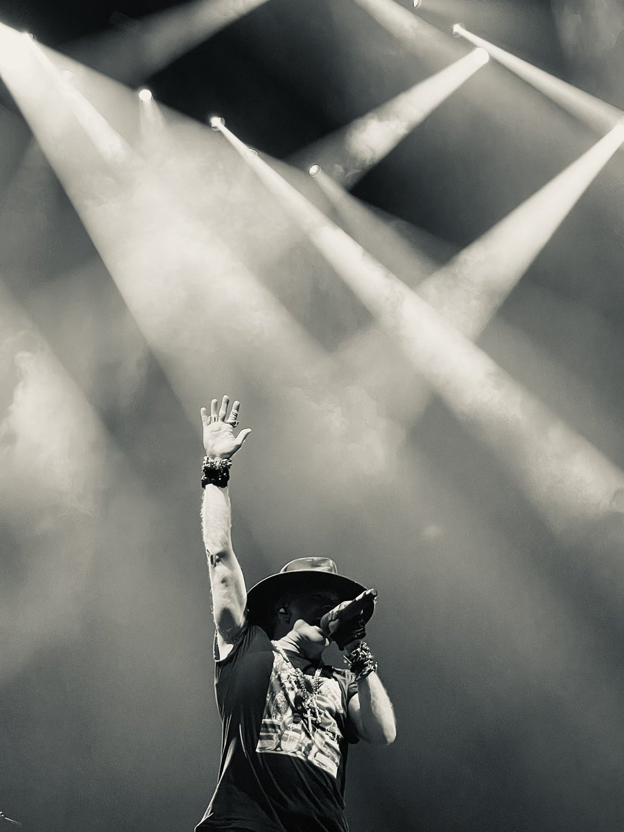 tuttidiez's tweet photo. WHAT A NIGHT @gunsnroses #HardRock #Florida #GunsNRoses @Slash @DuffMcKagan @axlrose #EndOfTheTour https://t.co/feWJ7e49C0