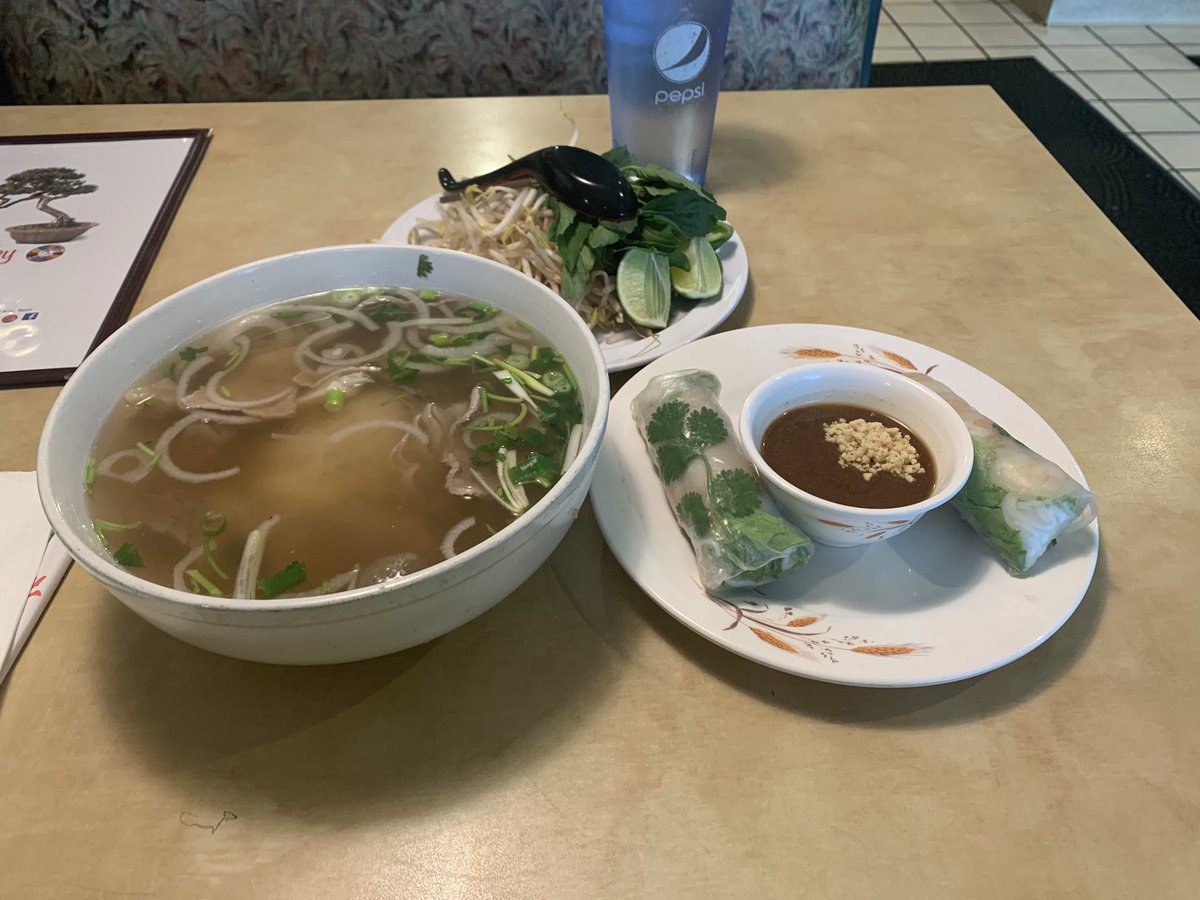 LEATHERCRAFTBE's tweet photo. 一年ぶりのベトナム料理

世界で2番に美味いフォー
世界で1番に美味いサマーロール

完全に個人的主観と意見です
日本でも食えたらなぁ...

#PHO
#Summerroll 
#アメリカで食べるベトナム料理 https://t.co/fFWtpgXp2d