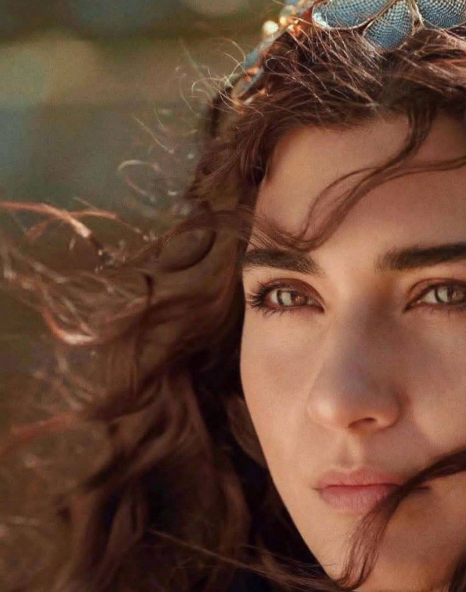 الابتسامة عند شرود الذهن ،
هي لقاء من تحب ولكن في عالم آخر..!!