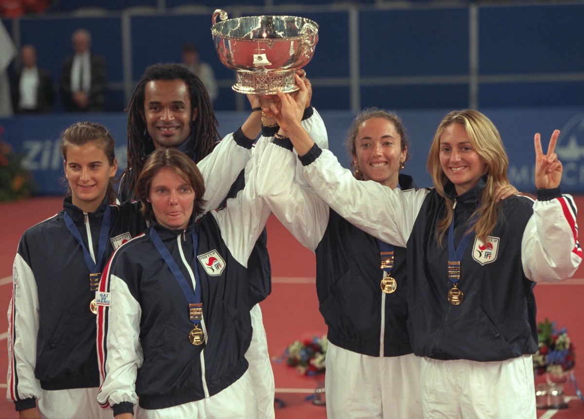 sportricolore's tweet photo. 🇫🇷 04 octobre 1997 🗓️

Première victoire tricolore en Fed Cup 🏆

Triomphe historique pour Alexandra Fusai, Nathalie Tauziat, Sandrine Testud, Julie Halard, Mary Pierce et leur entraineur Yannick Noah 🎾 https://t.co/9TSMD8nb1A