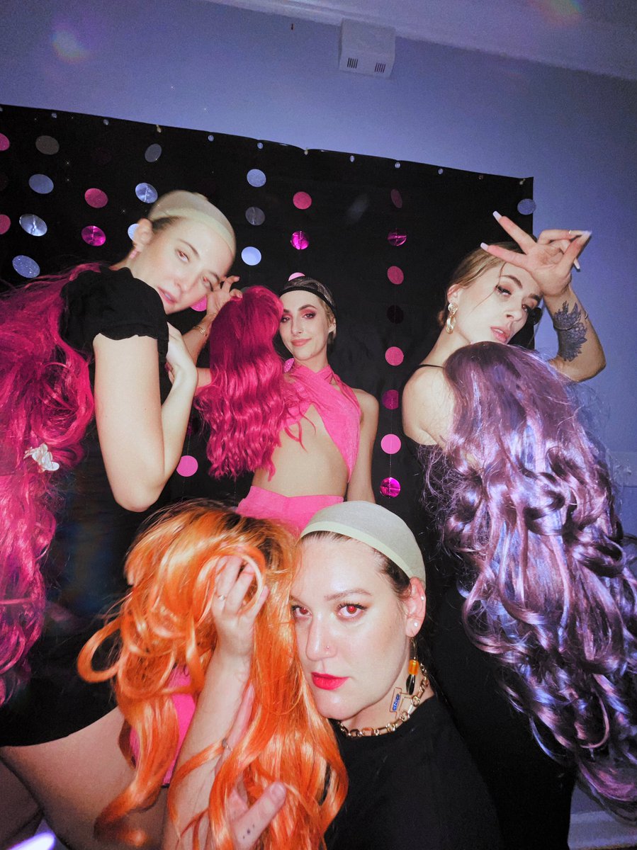laneyknight133's tweet photo. I think it’s safe to say wigs were snatched https://t.co/vwKMYUv6fm