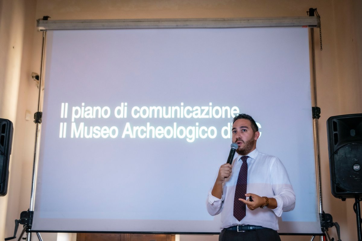 santicautela's tweet photo. #HermesCamp è stato un successo. Il primo festival siciliano della comunicazione nei beni culturali si è svolto nel Parco del Tindari lo scorso 24 e 25 settembre.
Tanti relatori e operatori dei https://t.co/jV7PcqXfGC. altre info sull'evento sul sito https://t.co/YgKI2zZQpF https://t.co/FTbFWmmJRW