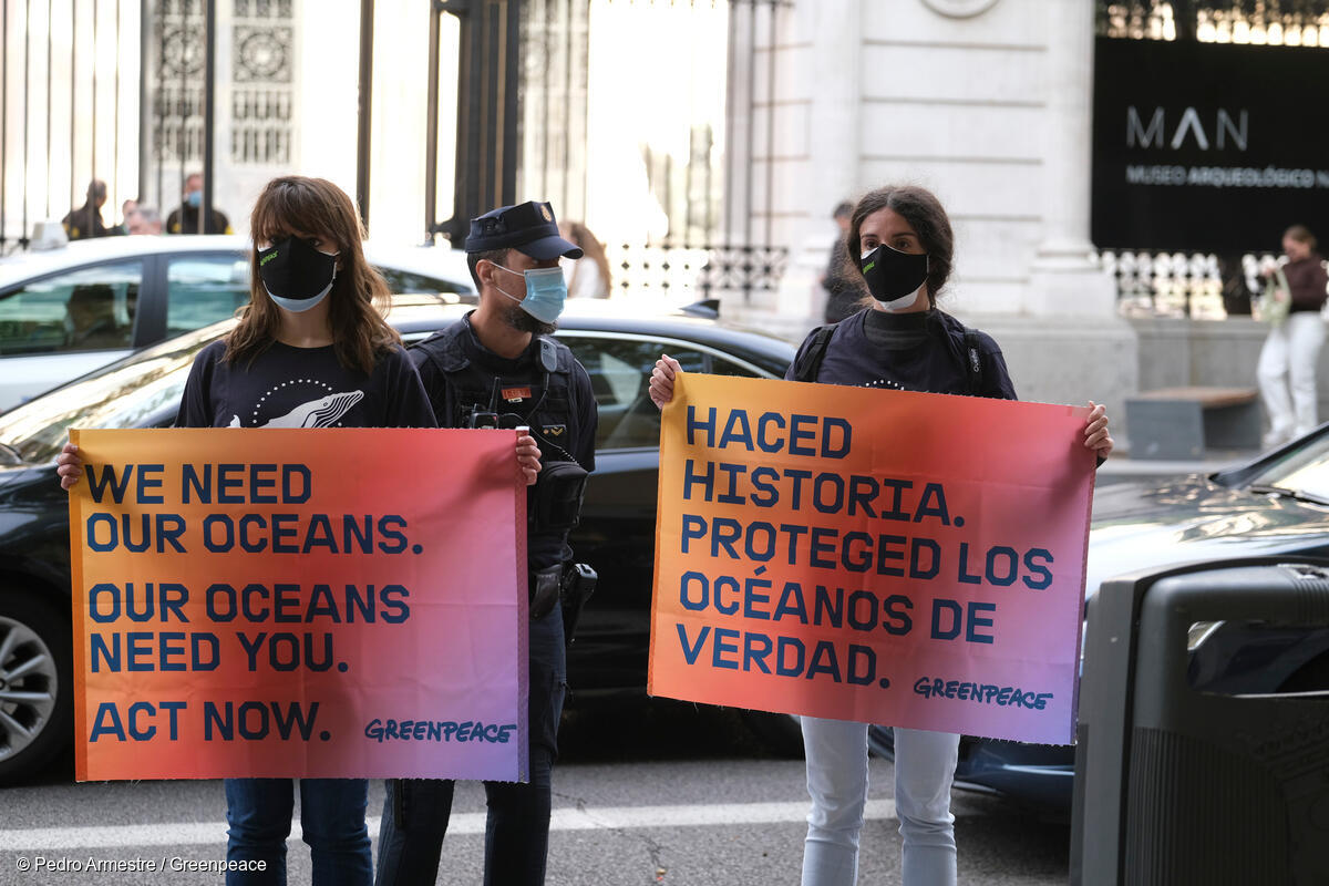 Greenpeace's tweet image. As we speak, world leaders are meeting to celebrate the 30th anniversary of the #MadridProtocol 

We were there  to deliver politicians including @JohnKerry &amp;amp; @Teresaribera a strong message: 

“Stop making excuses. Start making history&quot;
#ProtectTheOceans