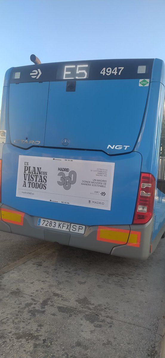 Cristmc91's tweet photo. @EMTmadrid @EMTincidencias a ver si les enseñamos a los conductores del E5 a tomar las rotondas como un autobús, no como un kart. Y a ser posible que si pegan frenazos en los que todo el autobús sale volando, sean capaces de preguntar por la gente. https://t.co/VCVtwxp7nt