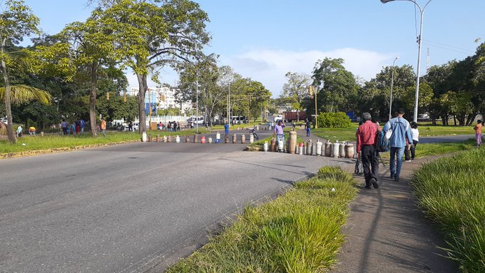 #4Oct | Vecinos de los sectores 23 de Enero, Negro Primero y calle La Planta cerraron la avenida Libertador de #Maturín en protesta a la falta de gas doméstico desde hace más de seis meses. 
📸: Cortesía <a href="/ReporteYa/">Reporte Ya</a>