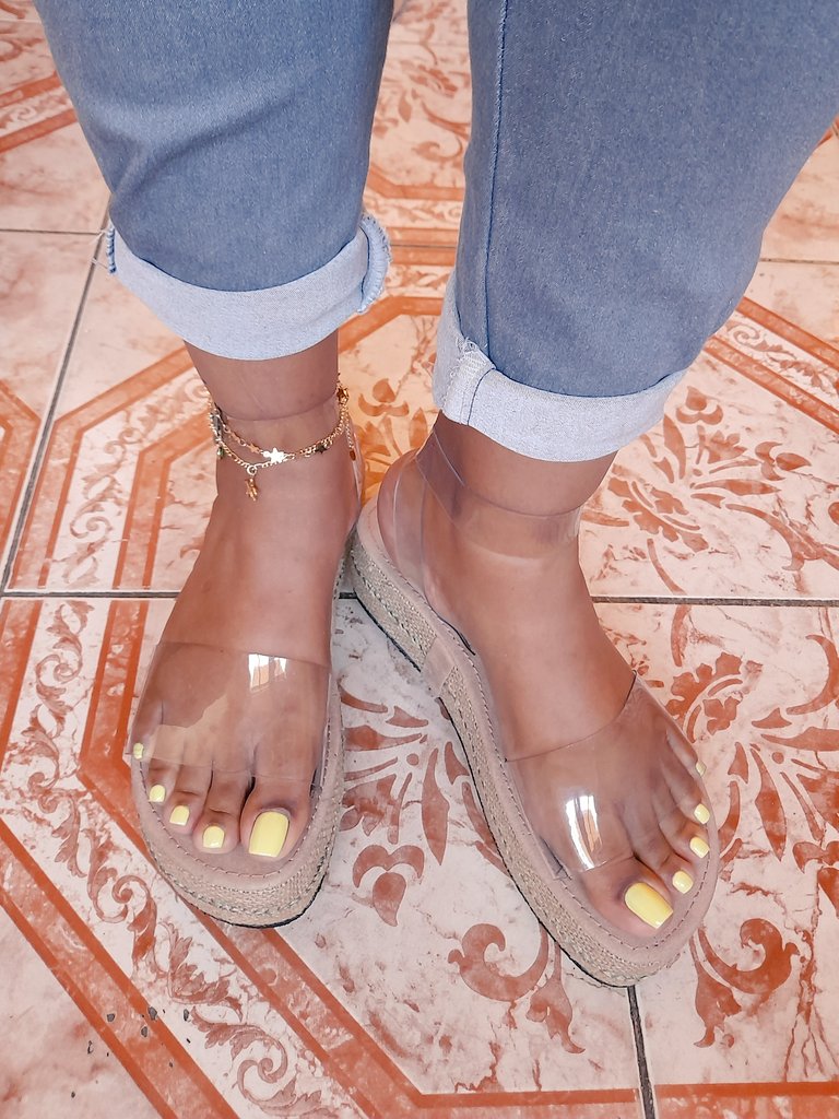 feetofqueen's tweet photo. La carita//Los piecitos
๐ฅฐ๐ฅฐ๐ฅฐ
.
.
#footfetish #footmodel #ebonyfeet #ebonyfeetinwedges #wedgesandals #perfecttoenails #longtoenails #yellowpedicure https://t.co/cPQ0zFyu7A