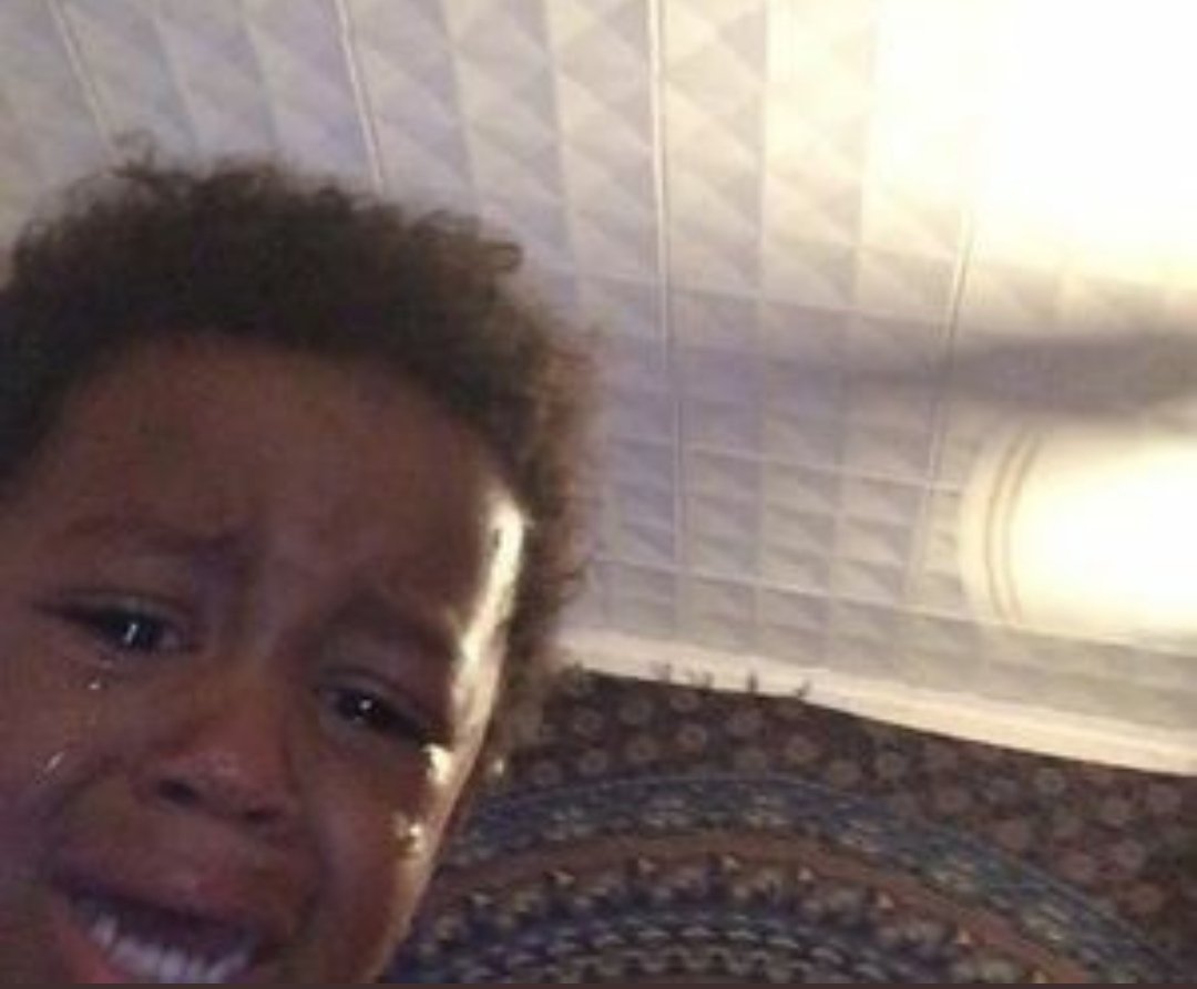 io che insulto                     loro che non
pesantemente                    c'entrano
la mia linea                       assolutamente
telefonica e il                     nulla:
mio WiFi:
#whatsappdown 
#instagramdisabled