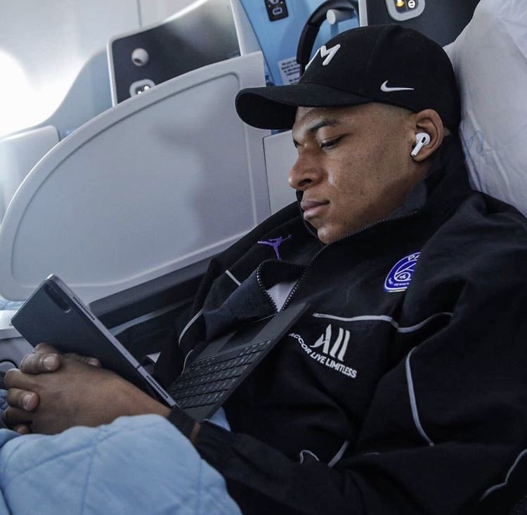 absolutkylian's tweet photo. Liga o wifi 
desliga o wifi
liga os dados 
desliga os dados
reinicia o celular
ai entra no twitter e descobre que o WhatsApp e o Insta estão fora do ar https://t.co/HBon3xoiFc