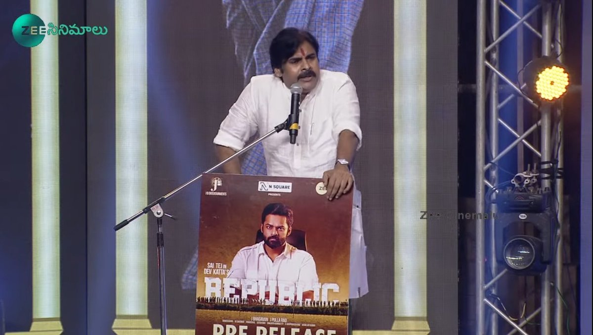 zeecinemalu's tweet photo. Facebook , Instagram , Whatsapp all are down 

Meanwhile Twitter be like - మనల్నెవడ్రా ఆపేది

Watch full speech here - https://t.co/CPP4BJzPRW

#Pawankalyan #Republic
#WhatsApp #Facebookdown #Instagramdown #worldwide #Telegram #ZeeCinemalu https://t.co/U2xsl8gOD5