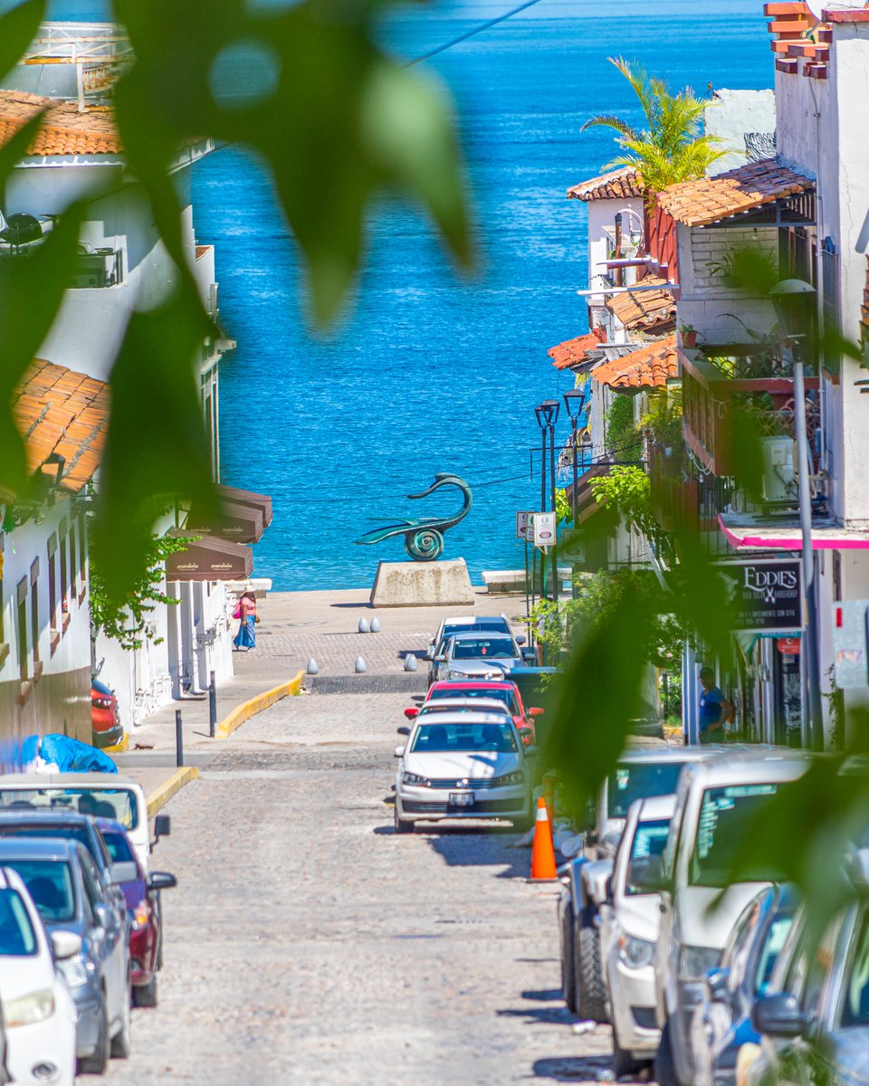 PuertoVallarta's tweet photo. Con caminos de piedra que se dirigen al mar #PuertoVallarta te invita a recorrer su #Malecón lleno de arte y vistas impresionantes.

¡Revive tu deseo de viajar! #RevivePuertoVallarta https://t.co/omdFLIKfvn