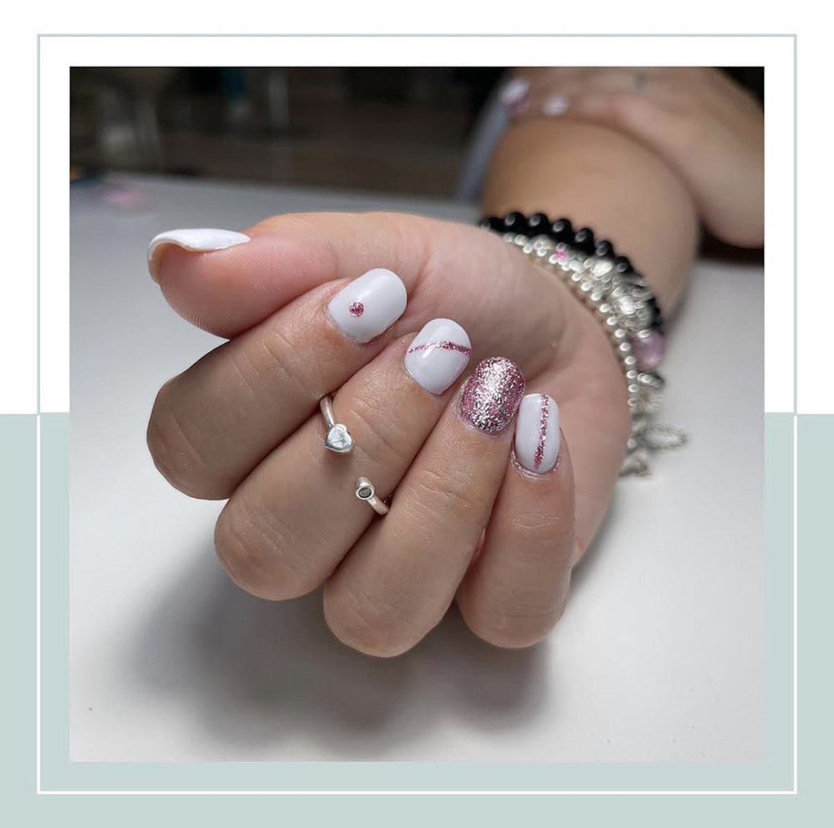 anagarciabellez's tweet photo. Cambia la actitud de tus manos con el servicio de #Manicura 

👉🏼 En esta manicura predomina el color blanco. Fue una apuesta bonita para este verano.

😱 ¿Quieres conocer los tonos de temporada? Te están esperando 📥

#Yecla #Manicura #Estetica @TodosobreYecla @YeclaCapital https://t.co/RxNNZap1qc