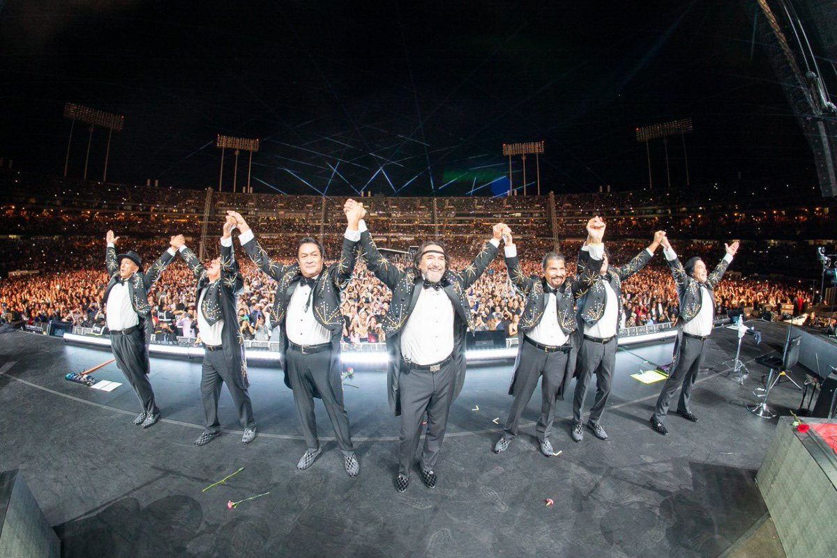 MarcoASolis's tweet photo. Todo parece estar caído, menos este buen ánimo después de un extraordinario fin de semana con el cierre de la gira #UnaHistoriaCantada 2021 en #Oakland con @somoslosbukis. Ese buen ánimo y ese amor no lo tira ni se cae por nada!!! https://t.co/gnZdNAxMmK