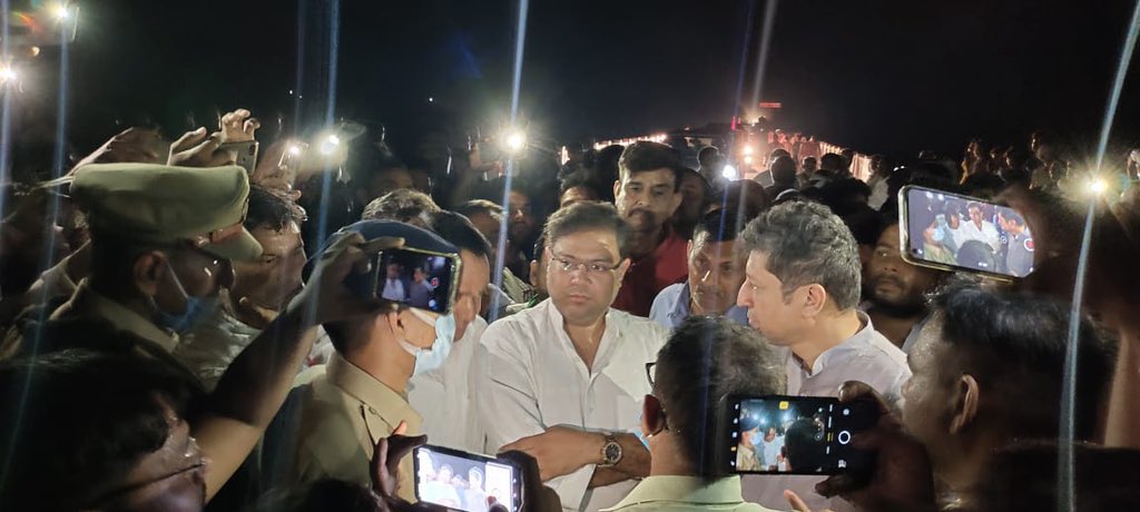 उत्तर प्रदेश पुलिस ने गिरफ़्तार किया…
किसानो को न्याय मिलना चाहिए
#NoFear #लखीमपुर_किसान_नरसंहार
<a href="/RahulGandhi/">Rahul Gandhi</a> <a href="/priyankagandhi/">Priyanka Gandhi Vadra</a> <a href="/ajaymaken/">Ajay Maken</a> <a href="/ashokgehlot51/">Ashok Gehlot</a> <a href="/GovindDotasra/">Govind Singh Dotasra</a>