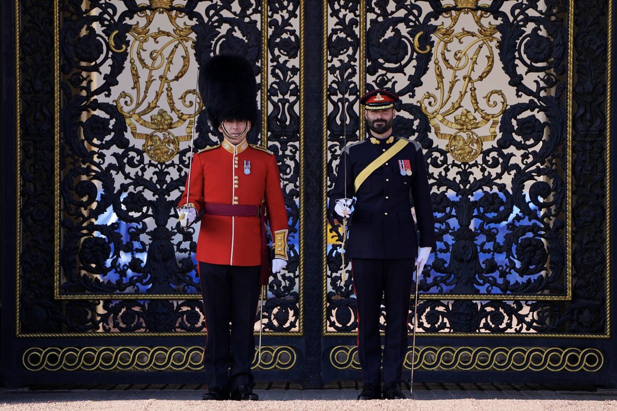 RoyalFamily's tweet photo. 💂‍♀️Today the 1st Royal Canadian Horse Artillery took on guard duties at Buckingham Palace, becoming the first overseas regiment to take part in Changing the Guard since the start of the pandemic. 

🏰#DYN Household Troops have guarded the Sovereign since 1660? https://t.co/LgXeb1WBJc