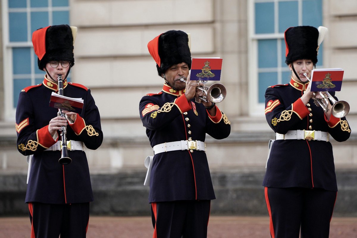 RoyalFamily's tweet photo. 💂‍♀️Today the 1st Royal Canadian Horse Artillery took on guard duties at Buckingham Palace, becoming the first overseas regiment to take part in Changing the Guard since the start of the pandemic. 

🏰#DYN Household Troops have guarded the Sovereign since 1660? https://t.co/LgXeb1WBJc