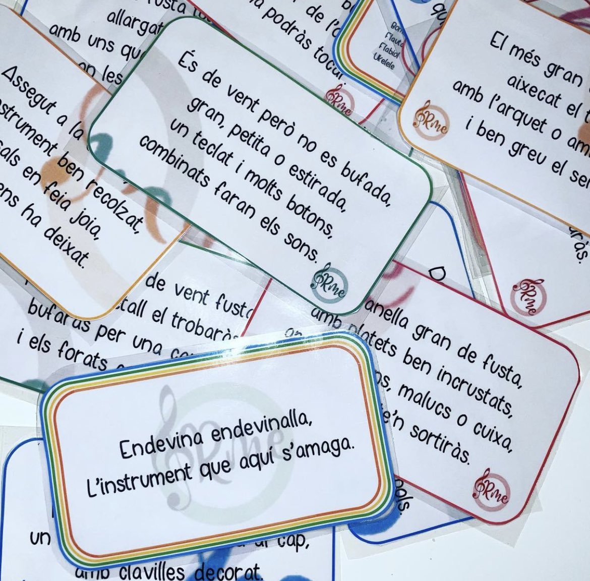 Endevina l’instrument! Nou recurs gratuït, 20 endevinalles de diferents instruments. Per encertar-los es requereix conèixer algunes especificitats dels instruments, la seva família, parts, vocabulari específic o forma de tocar-lo.
podeu descarregar-lo a racomusicaldidactic.com/2021/10/endevi…