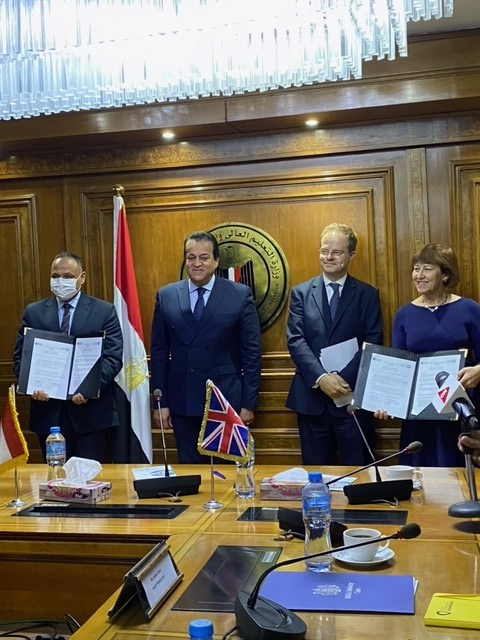 GarethBayleyUK's tweet photo. وكأحدث مثال على شراكتنا ، وقع المجلس الثقافي البريطاني @ElizBCEgypt  وأكاديمية البحث العلمي والتكنولوجيا اتفاقية #ResearchConnect جديدة لدعم التدريب والتطوير المهني للباحثين في بداية حياتهم المهنية. تبادل الخبرات والأفكار هو أذكى شيء ممكن أن نقوم به معًا. https://t.co/TwQu3r1ruh