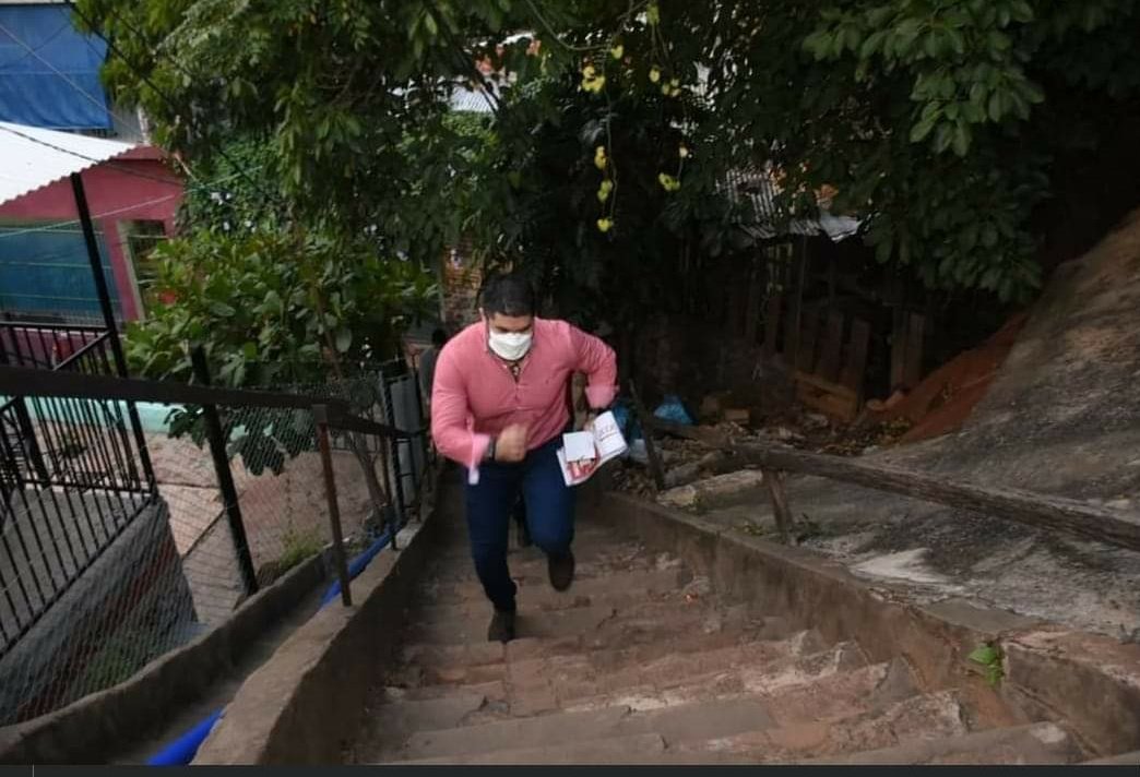 Bandiee's tweet photo. El empleado que se acordó que desconectó el servidor para cargar su teléfono https://t.co/KN180mYHxd
