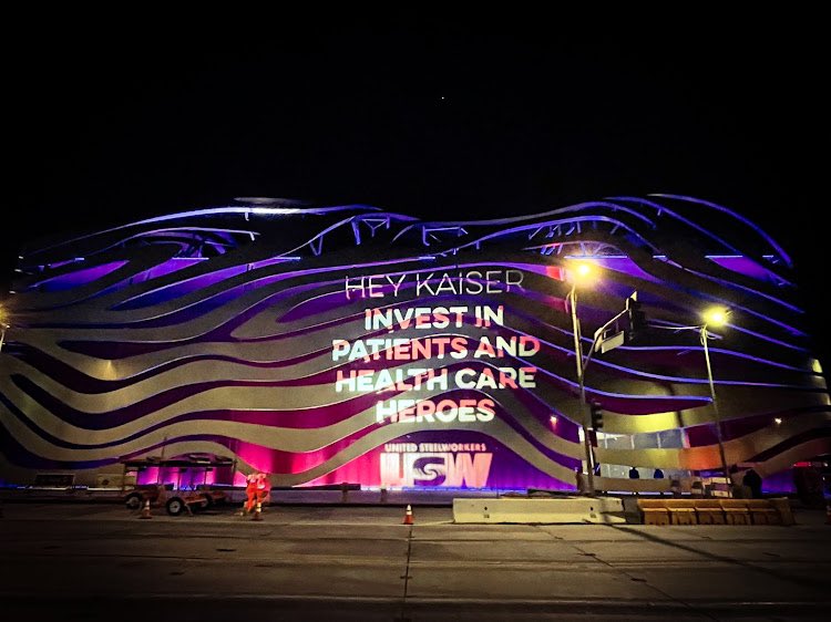 USWBat's tweet photo. When we come out to “play”…it’s usually not good for someone! So @aboutkp @KHNews @kff @kpmemberservice #BatLight on you! W/BILLIONS, it’s a no brainer to invest in @AHCUnions @Steelworkers who invest in their patients for YOU! #BestJobsBest #FairContractNow 🦇🔦👎👎🏻👎🏼👎🏽👎🏾👎🏿 https://t.co/Oz7Izyfw8j