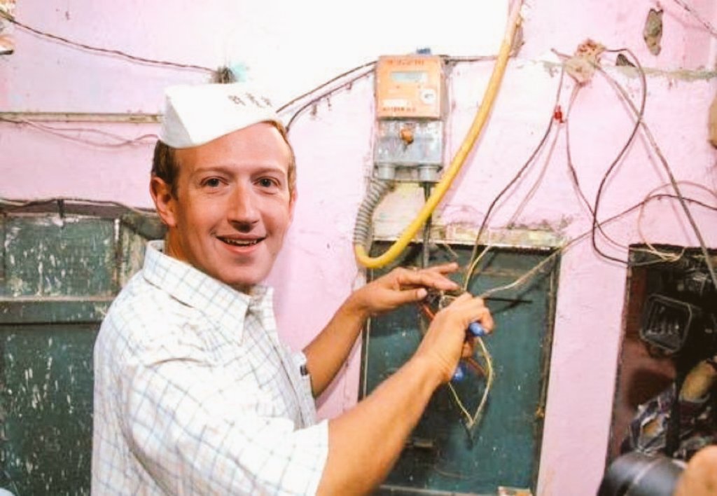 _ShubhamNikhade's tweet photo. Mark Zuckerberg fixing whatsapp,facebook,instagram down 😂🤣😂🤣
#facebookdown #instagramdown #WhatsAppDown #MarkZuckerberg 
#Twitter https://t.co/8ayNp3HvHY
