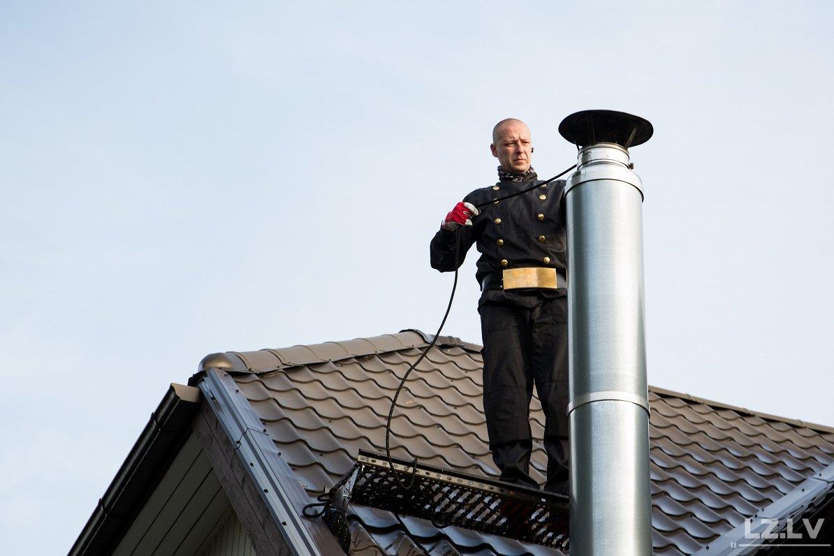 Дымоходы обследование. Монтажник систем вентиляции. Чистка дымохода в частном доме. Монтаж вентиляционных систем. Вентиляция в квартире фото.