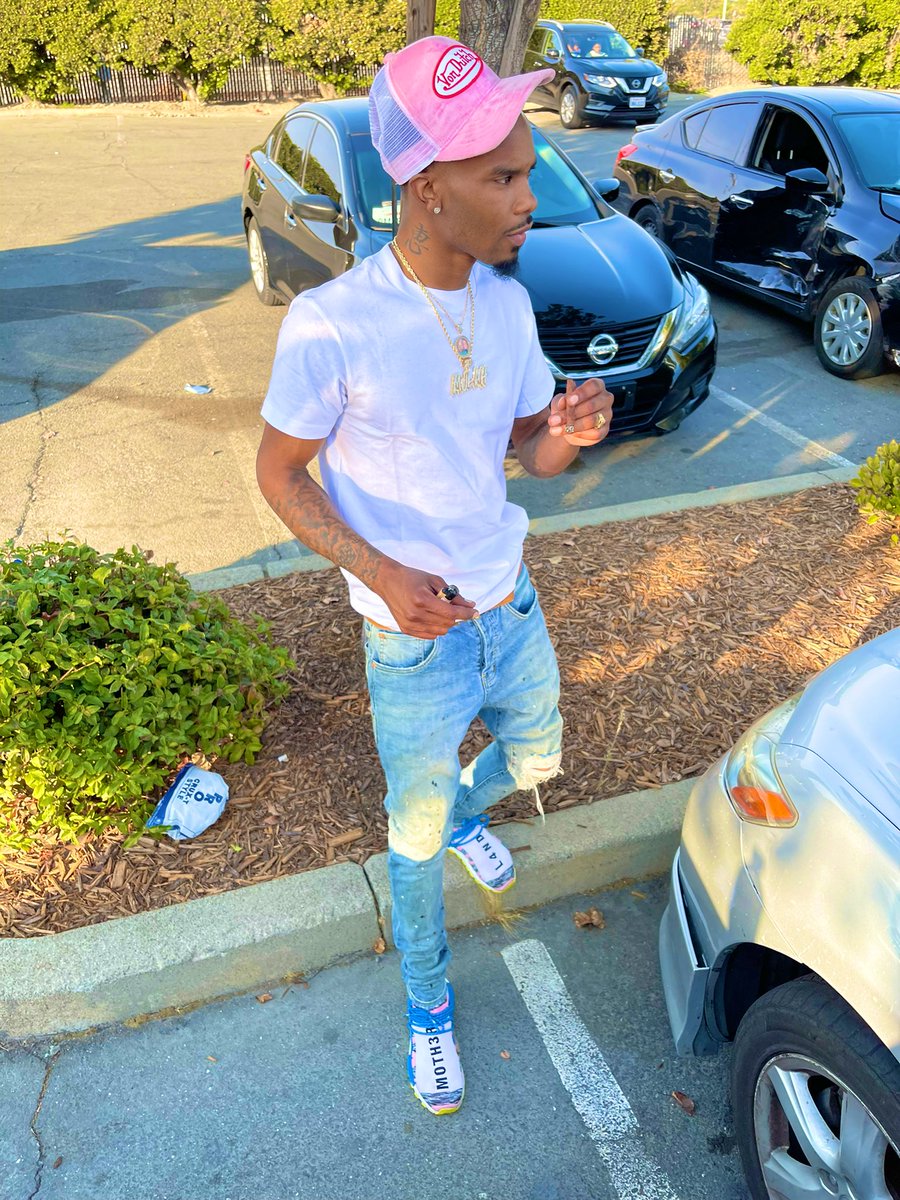 trayglo's tweet photo. I be wit ma family ion really got friends 💯🔄 https://t.co/ZRcNWPTXRC