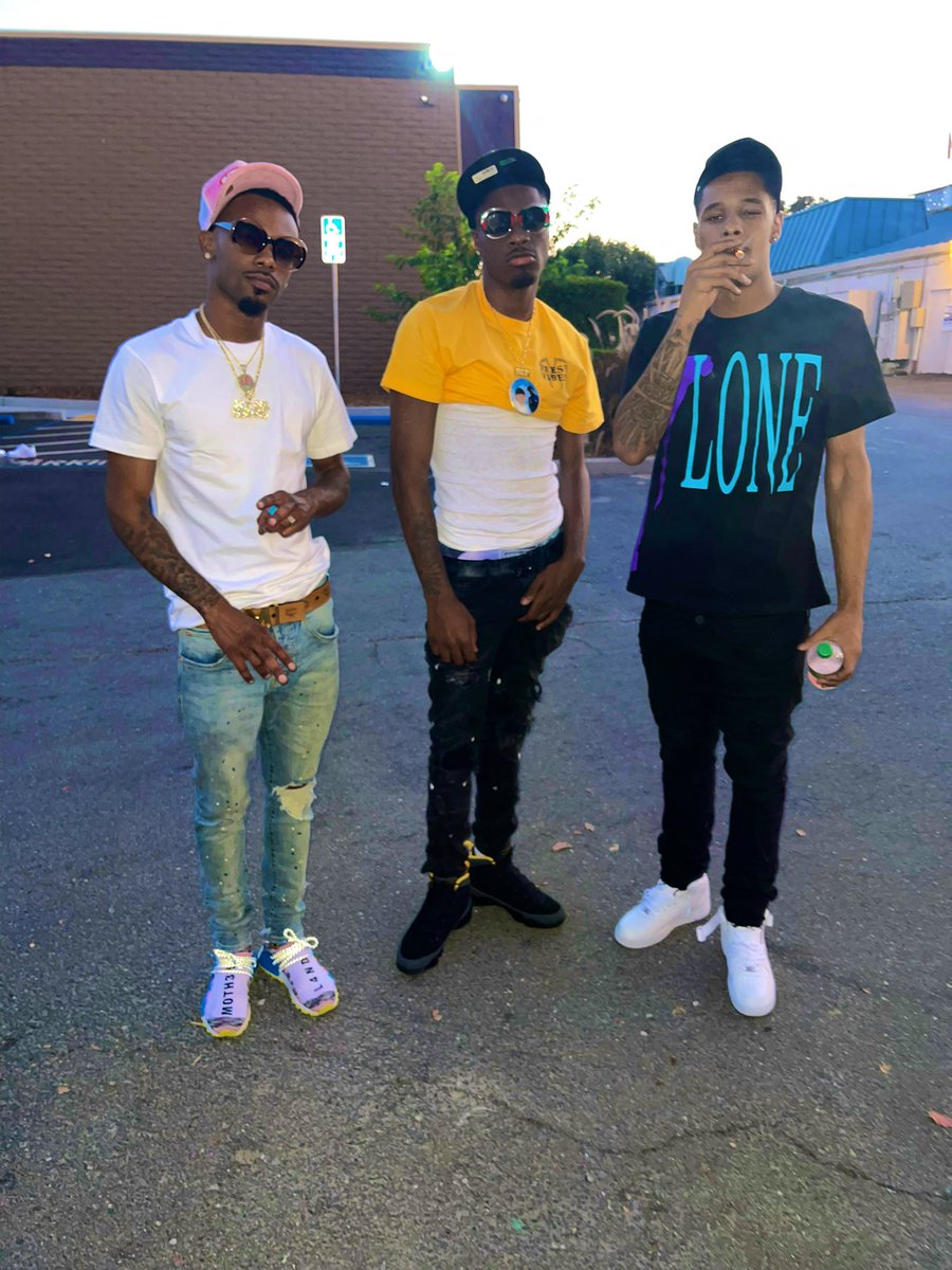 trayglo's tweet photo. I be wit ma family ion really got friends 💯🔄 https://t.co/ZRcNWPTXRC