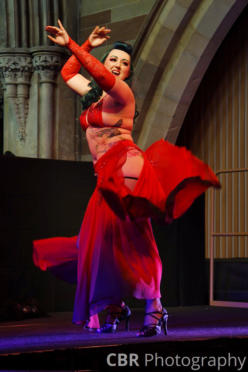 Look who comes craaaawling back to Twitter when Facebook and Instagram are down... Hey! 🙋🏻‍♀️ I'm getting back on stage more and more these days. Here's a shot from <a href="/trestrescabaret/">Très Très Cabaret</a> in June taken by <a href="/C_B_R_photo/">Cherry Bomb Rock</a> 💃