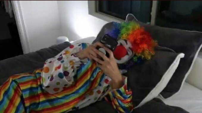 Yo apagando y prendiendo mi cel sin saber que cayó WhatsApp