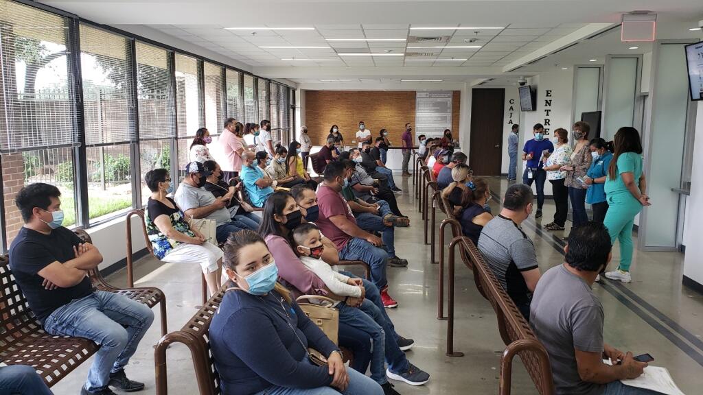 ConsulMexHou's tweet photo. Hoy nos vista Gaby de @SABEResPODER para brindar información sobre sus programas de descuentos de medicamentos y consultas médicas a bajo costo. ¡No te pierdas las actividades de la #SemanaBinacionalDeSalud! https://t.co/TiqJzX466k