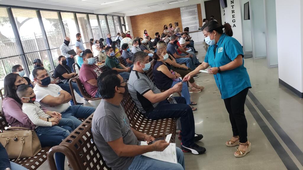 ConsulMexHou's tweet photo. Hoy nos vista Gaby de @SABEResPODER para brindar información sobre sus programas de descuentos de medicamentos y consultas médicas a bajo costo. ¡No te pierdas las actividades de la #SemanaBinacionalDeSalud! https://t.co/TiqJzX466k