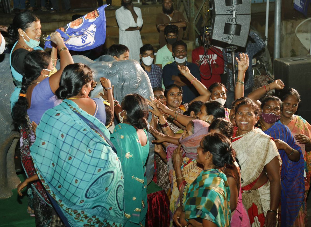 RSPraveenSwaero's tweet photo. BSP జండాను ప్రగతి భవన్ పై ఎగరేసే దాకా నిద్రపోయేదిలేదని ప్రతిజ్ఞ చేస్తున్న హైదరాబాద్ బస్తీ చెల్లెల్లు. तेलंगाना में हाथी को हुकूमत में लाने का वादा कर रहे हमारे महिला कार्यकर्ता लोग। https://t.co/rup86BdHWm